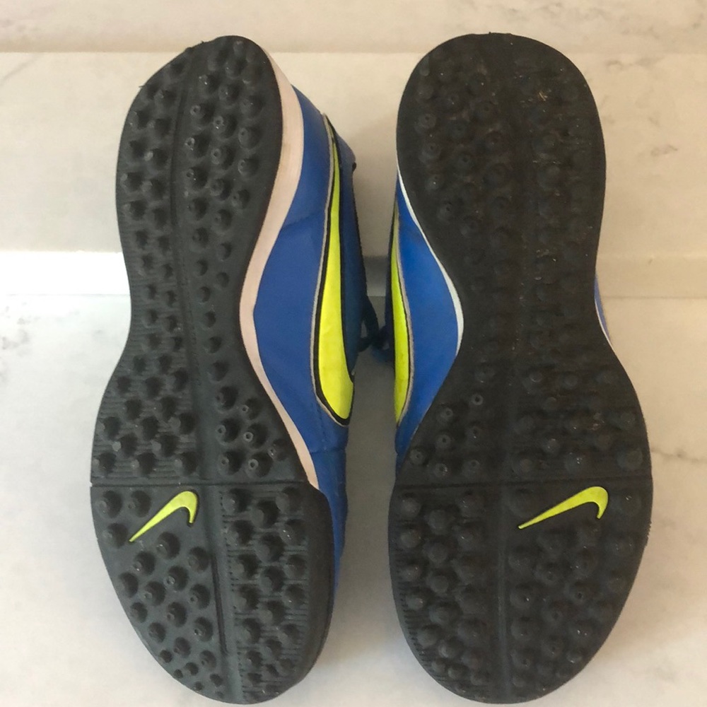 Nike Indoor Soccer Shoes - Picture 3 of 5
